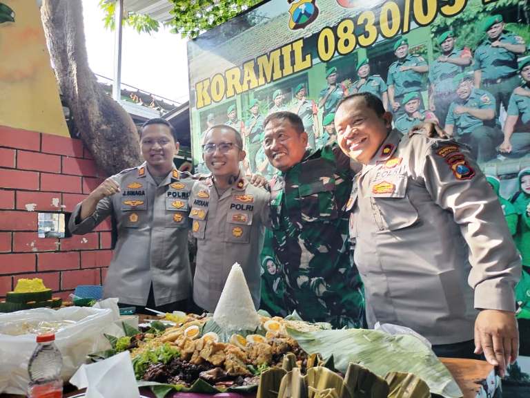 Rayakan HUT ke-80 TNI, Polsek Sukomanunggal dan Asemrowo Perkuat Sinergi di Makoramil Tandes