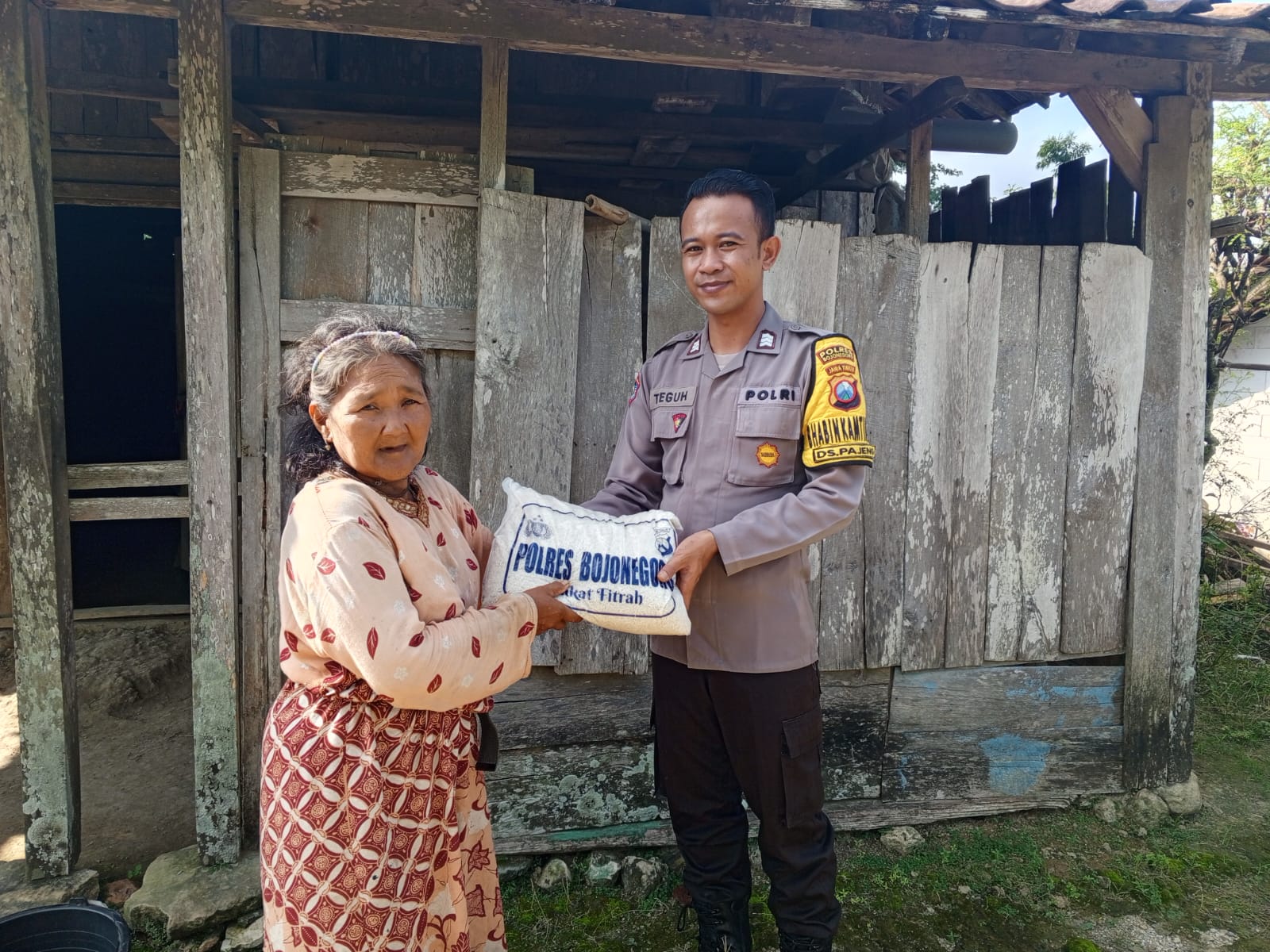 Bhabinkamtibmas Polsek Gondang Salurkan Zakat dari Polres Bojonegoro