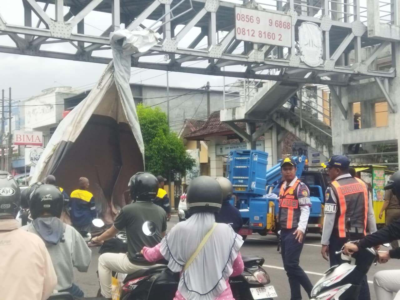 Jember 'Cuci Gudang', Satgas Sikat Habis Reklame dan Atribut Parpol Bodong