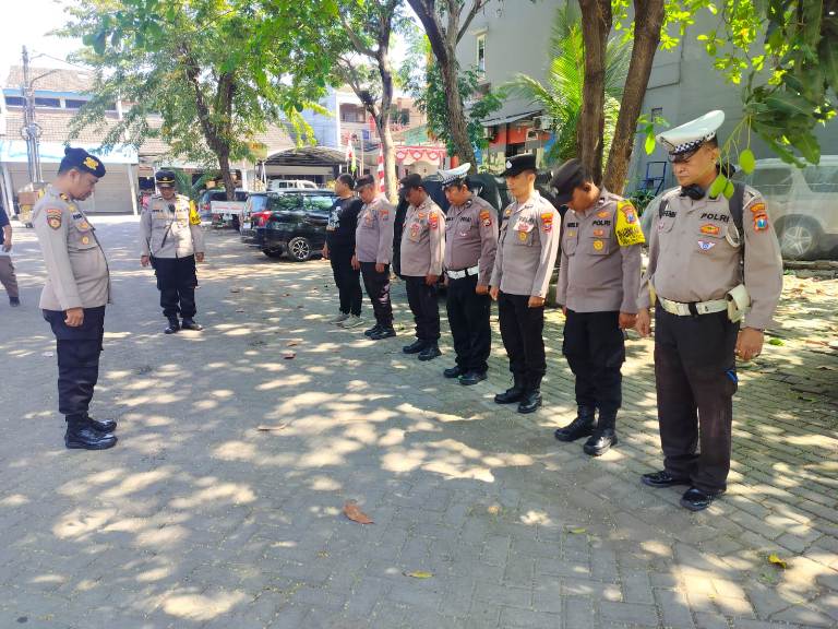 Polsek Gayungan Pimpin Apel Pengamanan Aksi Buruh di Surabaya, Pastikan Situasi Tetap Kondusif