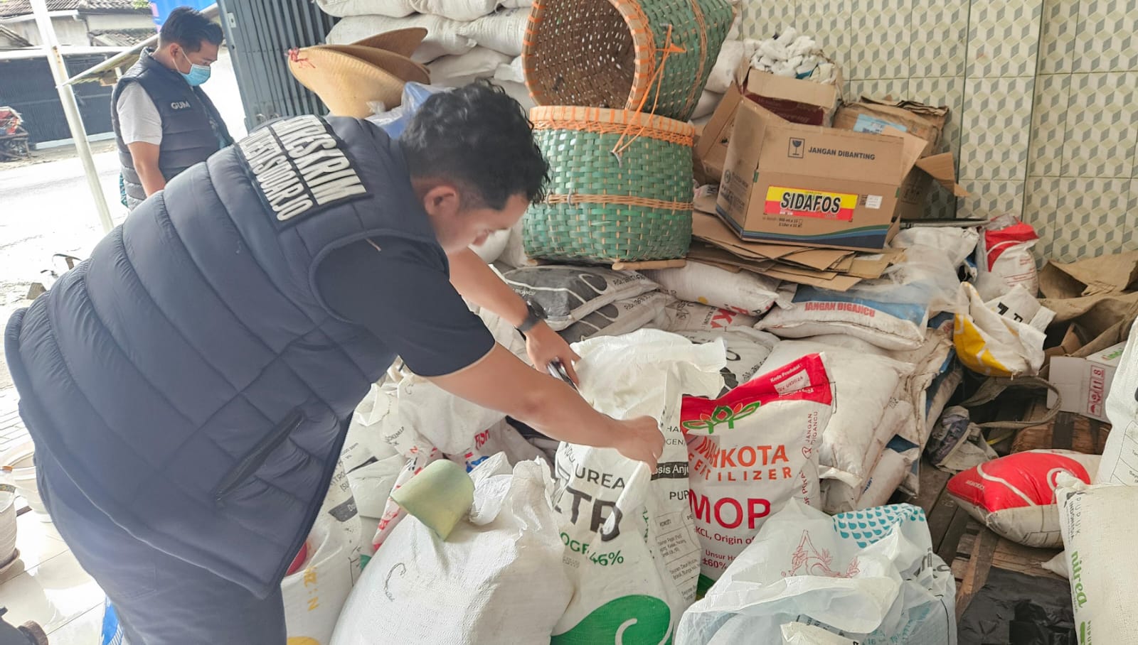 Satreskrim Polresta Sidoarjo Cek Stabilitas Pupuk Bersubsidi