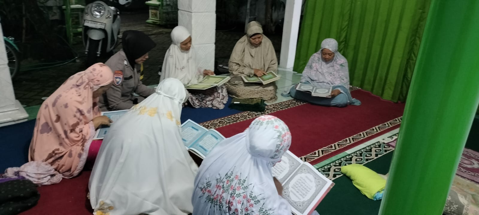 Bhabinkamtibmas di Ngawi Ajarkan Ngaji Warga Geneng, Bina Akhlak dan Keimanan