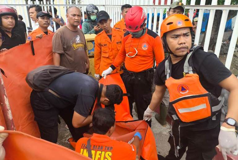 Jasad Bayi Laki-laki Terapung di Sungai Jagir, Diduga Dibuang Orang Tua