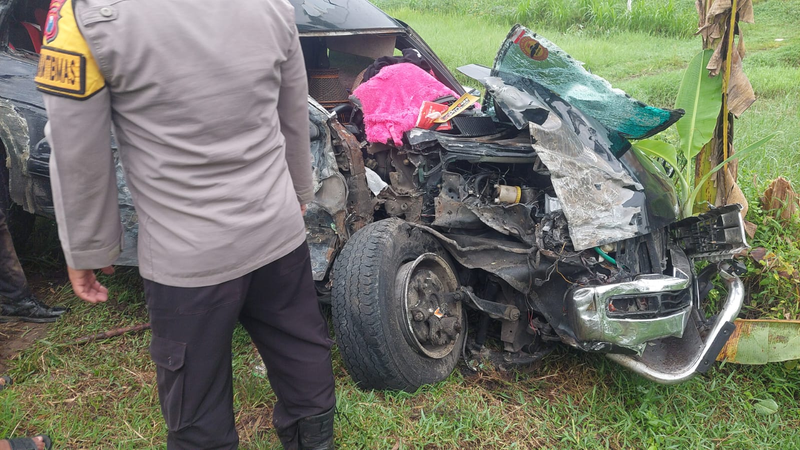 Horor! Kursi di Tengah Jalan Picu Kecelakaan Beruntun di Jember: 2 Korban Meninggal, Minibus Nyungsep ke Sawah