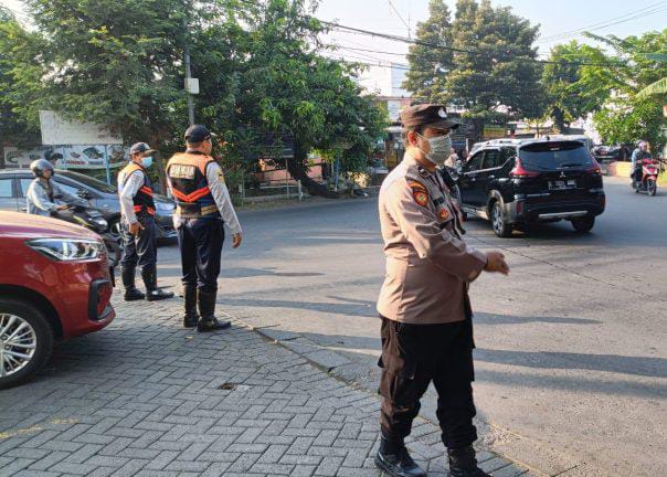 Polsek Gayungan Surabaya Jamin Kelancaran Lalu Lintas di Pagi Hari