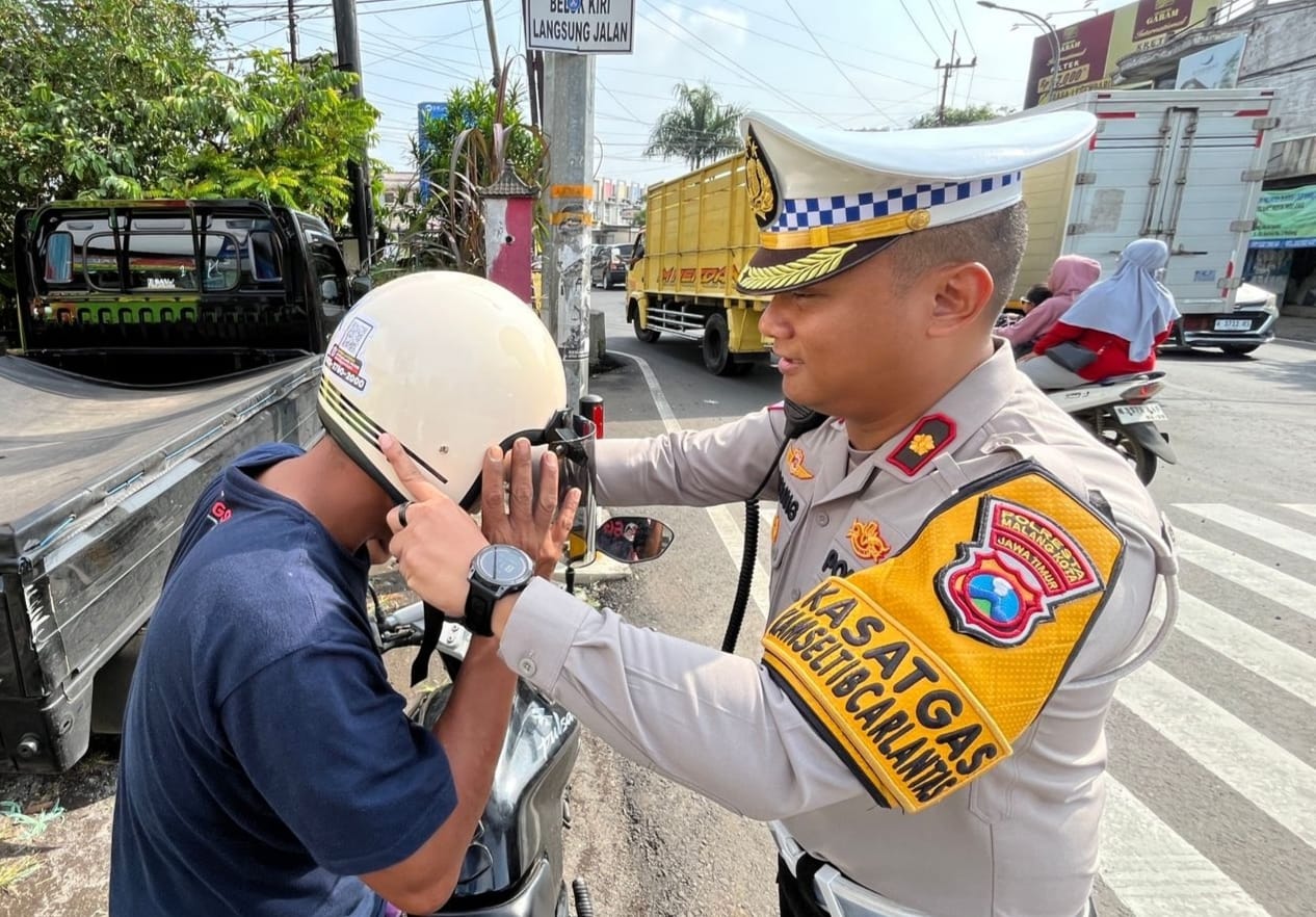 Operasi Zebra Semeru Polresta Malang Kota Diwarnai Pembagian Helm Gratis