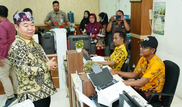 Kunjungi Bangkalan, Dirjen Dukcapil dan Bupati Lukman Hakim Tinjau Pelayanan Adminduk di MPP