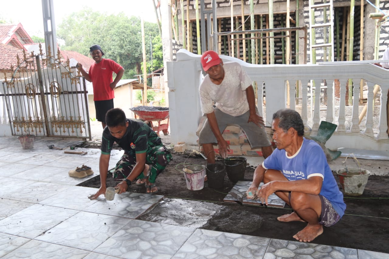 Kebersamaan Satgas TMMD dan Warga Menghampar Keramik Teras Masjid