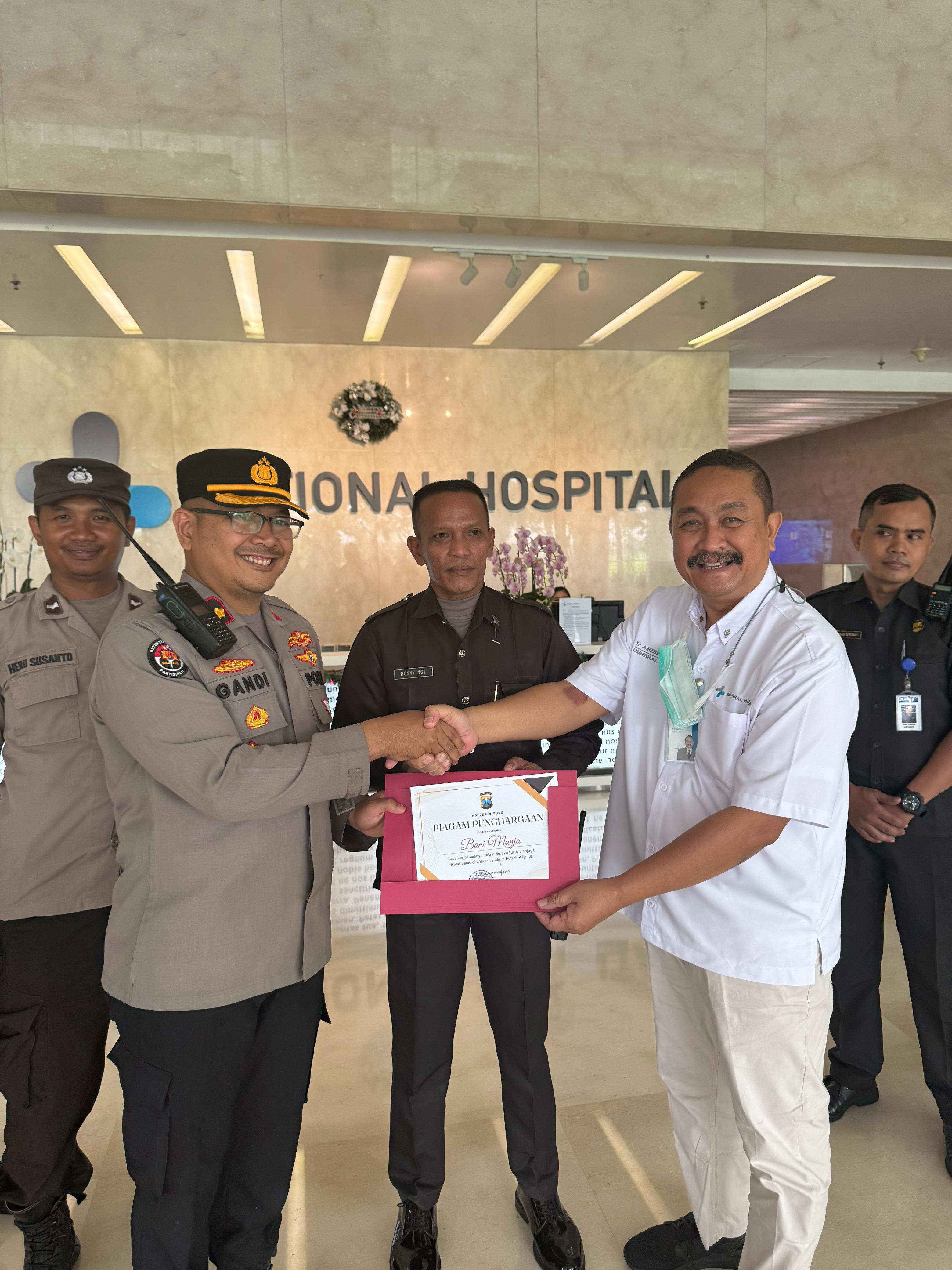 Kapolsek Wiyung Beri Penghargaan Security Nasional Hospital