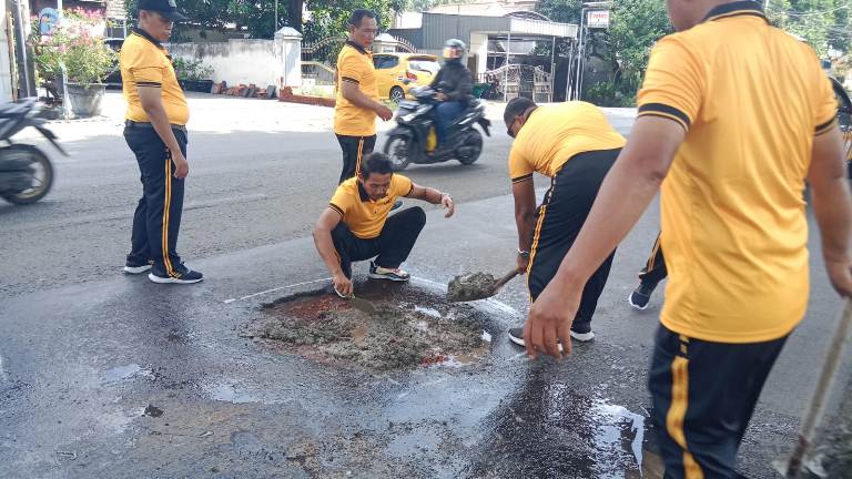 Cegah Laka Lantas di Sidoarjo, Polisi Tambal Jalan Berlubang