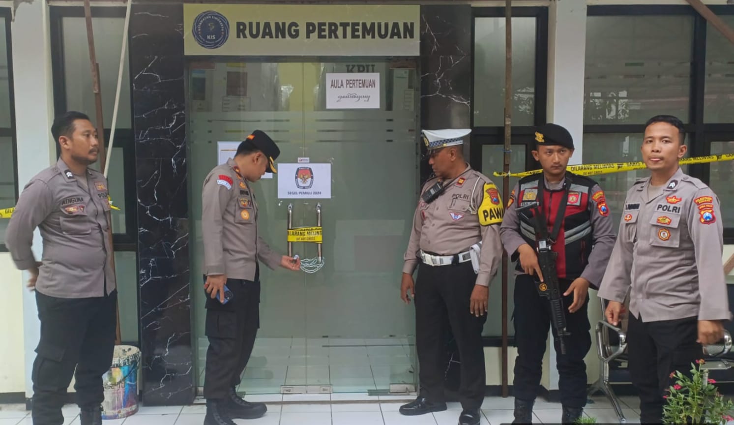 Rekapitulasi Suara PPK Simokerto Tuntas, Polisi Amankan Gudang Kotak Suara