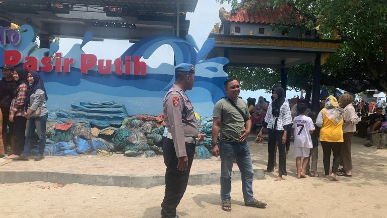 Diserbu Wisatawan, Kapolsek Panceng Pantau Keamanan di Pantai Dalegan