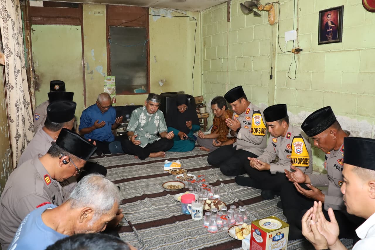 Takziah ke Keluarga Korban Mutilasi Sadis, Kapolres Lamongan Beri Dukungan Moril