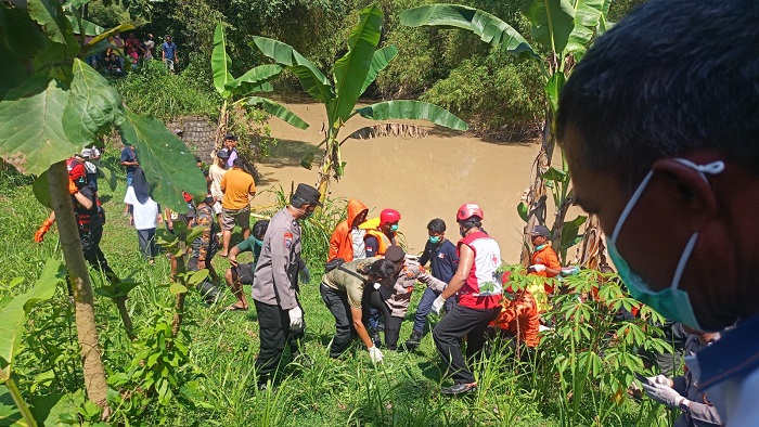 Evakuasi Korban Perempuan di Bantaran Sungai Paron Ngawi Dramatis