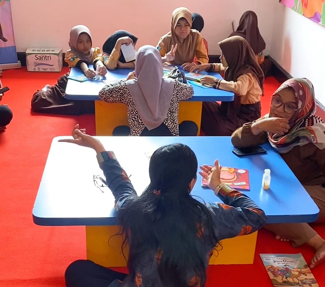 Taman Baca Bhayangkari Polsek Simokerto, Oasis Ilmu di Tengah Masyarakat