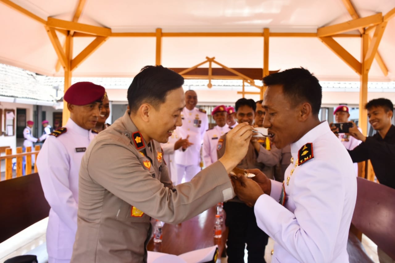 HUT Ke-78 TNI, Kapolsek Karangpilang Beri Kejutan Batalyon Arhanud 2 Marinir
