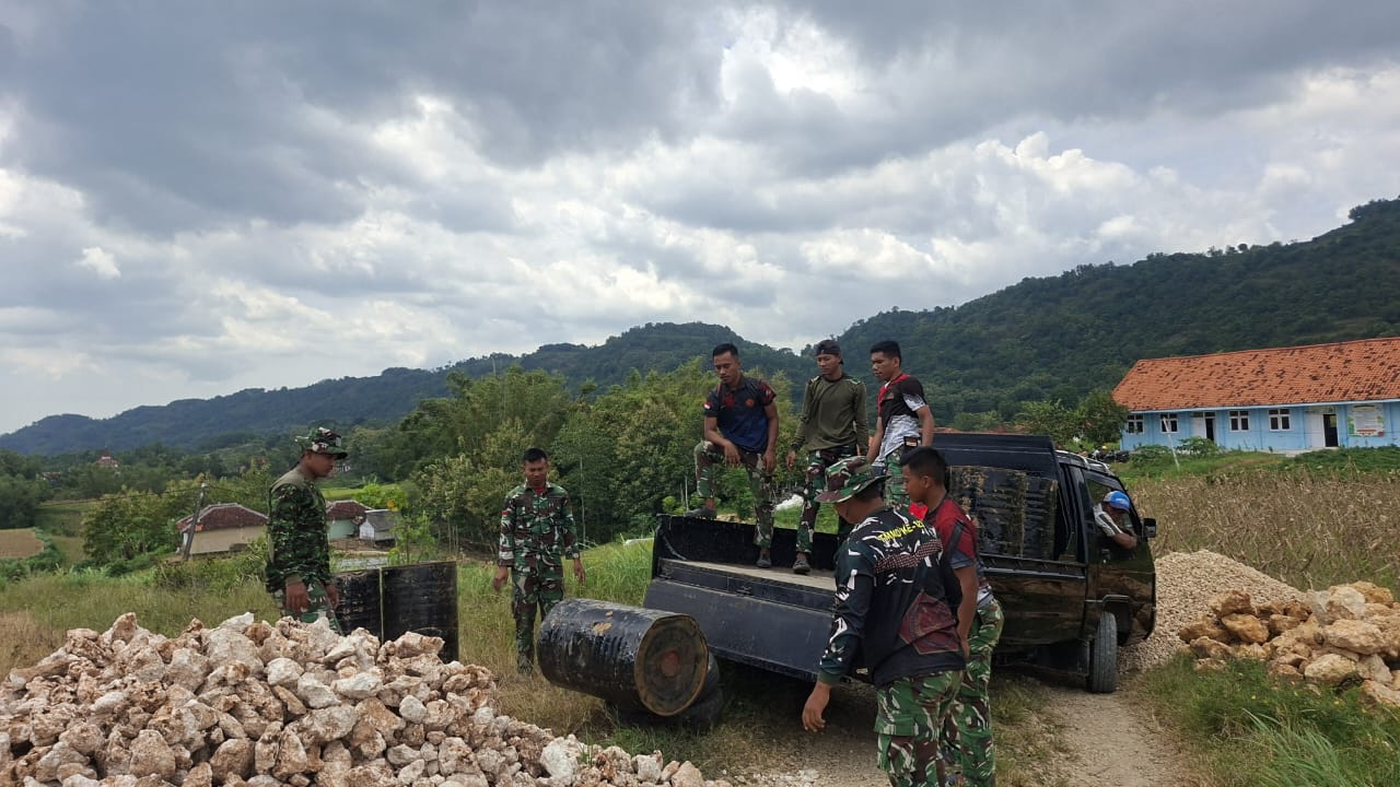 Satgas TMMD Kodim 0827/Sumenep Turunkan Aspal, Jalan di Desa Mandala Akan Segera Bagus