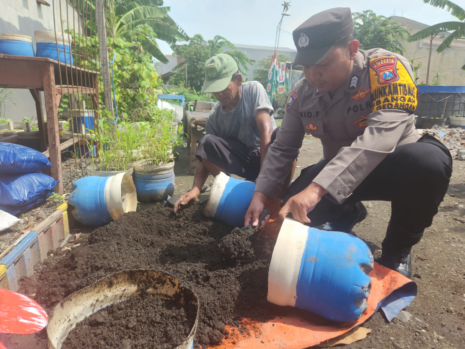 Bhabinkamtibmas Patroli Sambil Ajarkan Warga Tanam Bibit Sayur di Galon Bekas