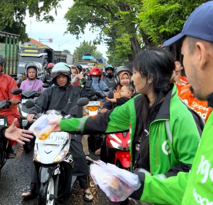 Satlantas Polres Pasuruan dan Komunitas Ojol Bangil Bagi Takjil Saat Ngabuburit