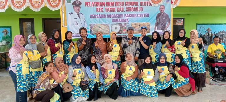 PKK Gempol Klutuk Tarik Belajar Membuat Roti Bersama Guru Bogasari Surabaya