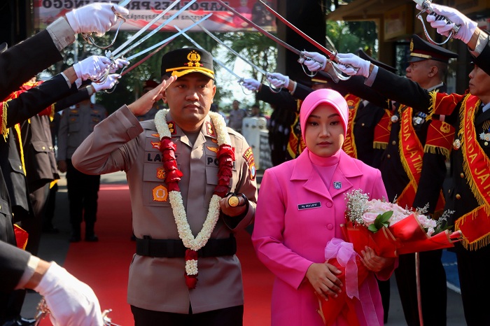 Disambut Tradisi Pedang Pora, AKBP M Wahyudin Latif Resmi Pimpin Polres Probolinggo