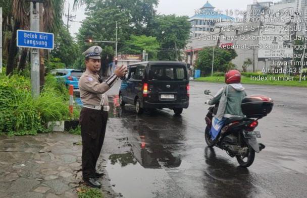 Pos Awal Polsek Sukomanunggal Jamin Kelancaran dan Keamanan Pengguna Jalan