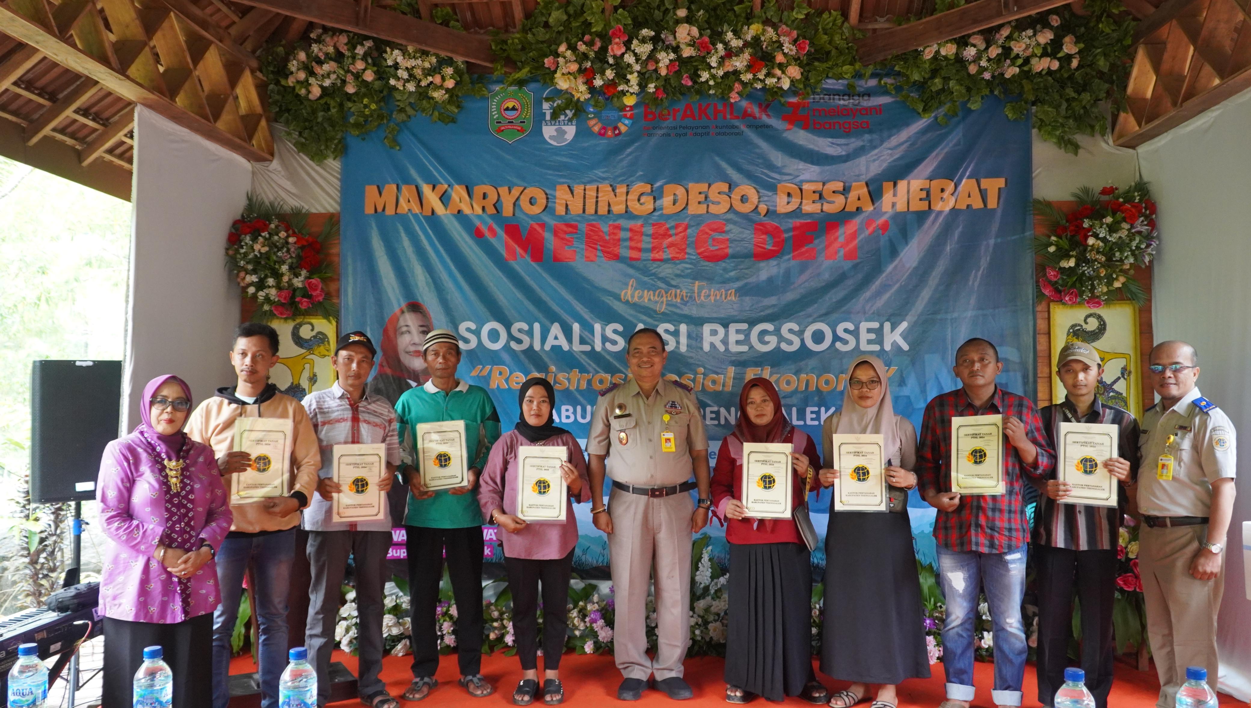 Serahkan Sertipikat Elektronik PTSL di Pandean, Kakantah Trenggalek Penuhi Kepastian Hukum Hak Atas Tanah