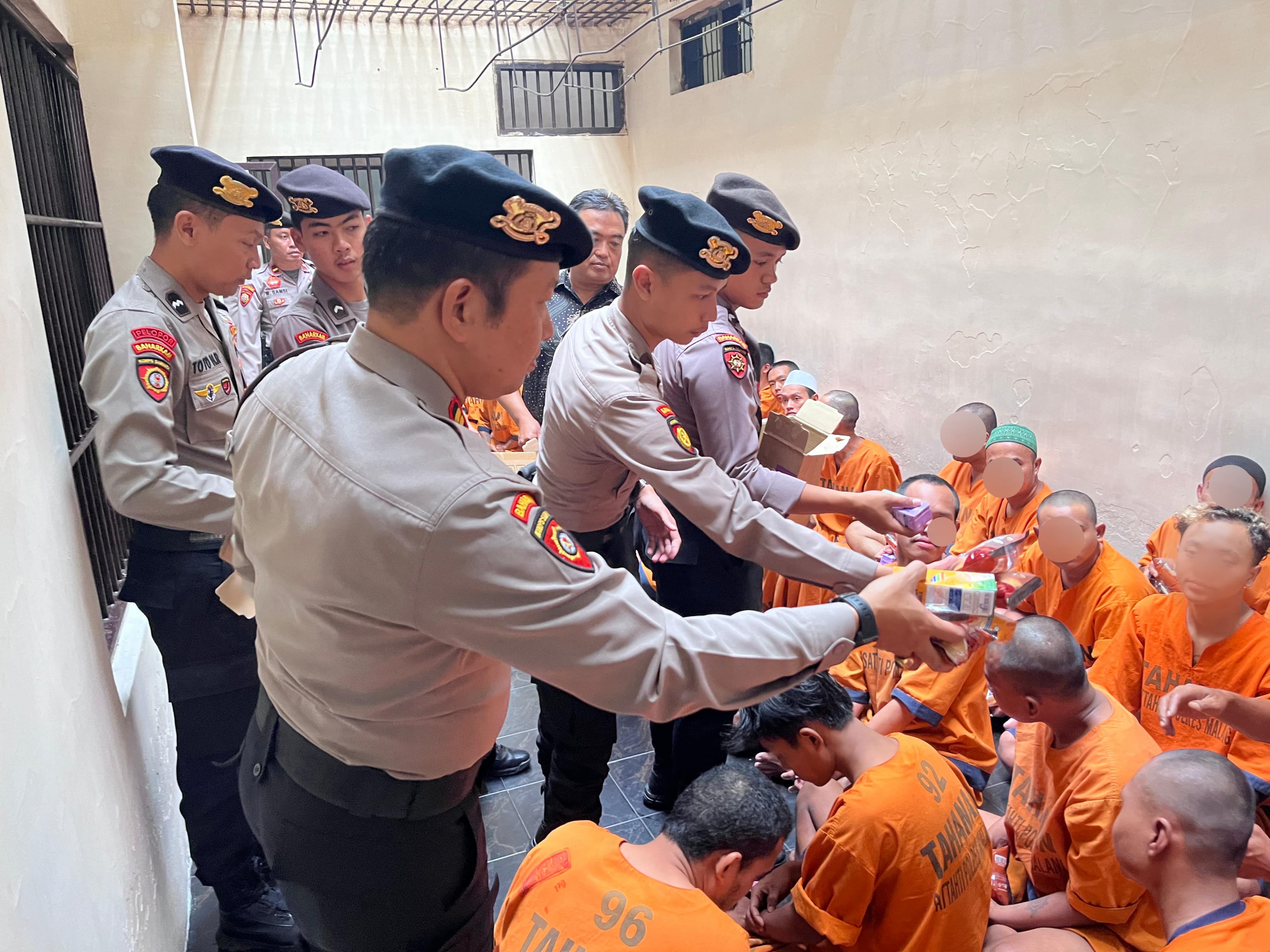 Jumat Berkah: Tahanan Polres Malang Dapat Tambahan Makanan