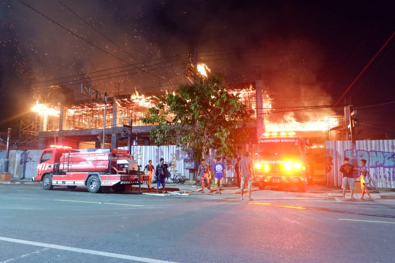Belum Rampung Dibangun, Proyek Gedung  Supermarket dan Hotel Terbesar di Caruban Hangus Terbakar