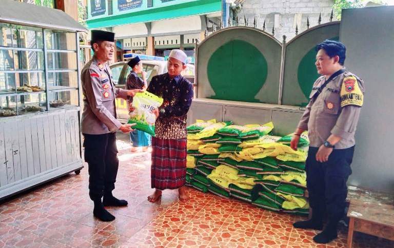 Kapolres Tulungagung Berikan Bantuan Beras ke Ponpes Alquran Al Musthofa Kemiri Pulerejo