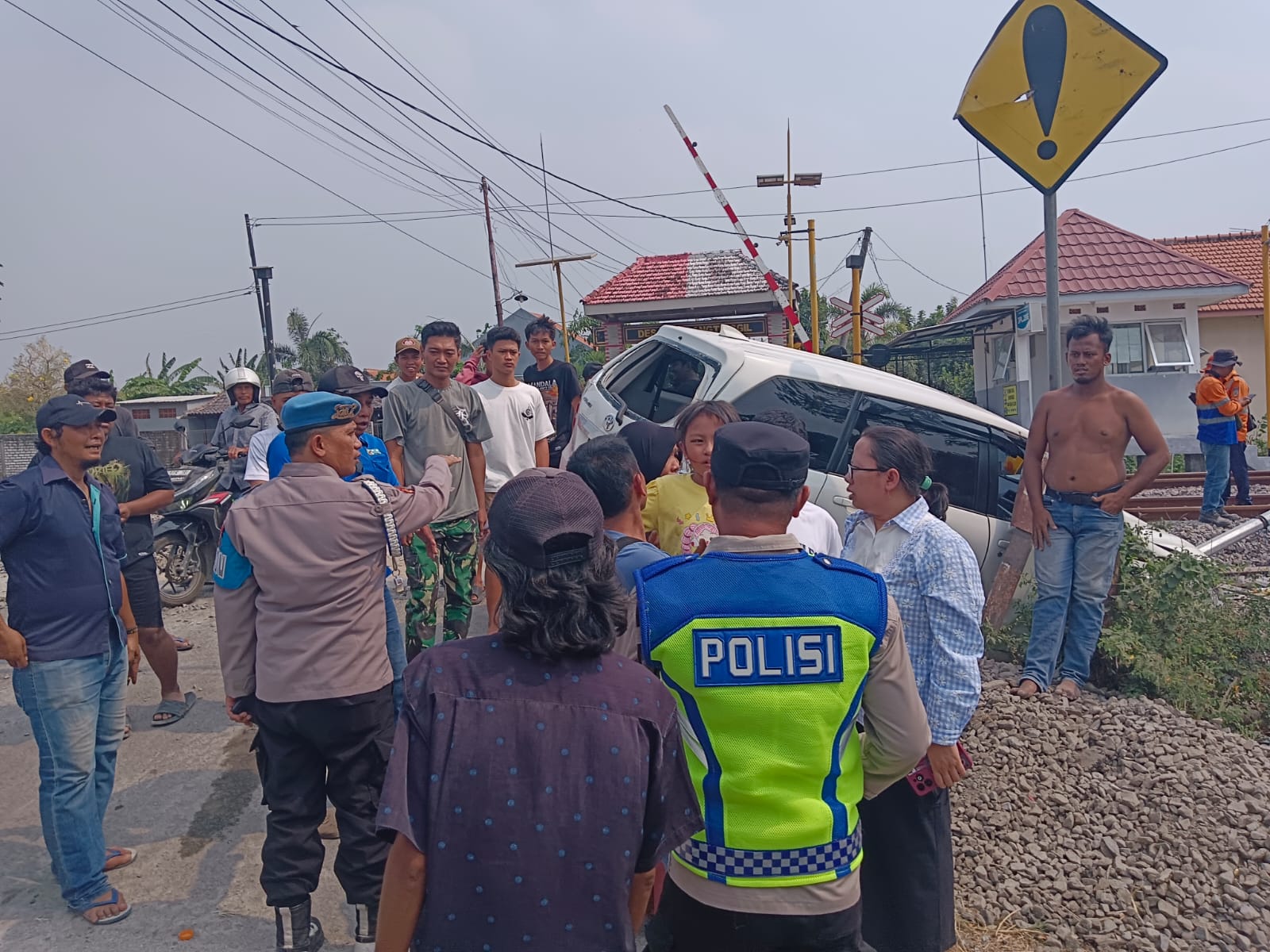 Adu Banteng Bus vs Mobil di Lamongan, Pos KAI Sampai Roboh