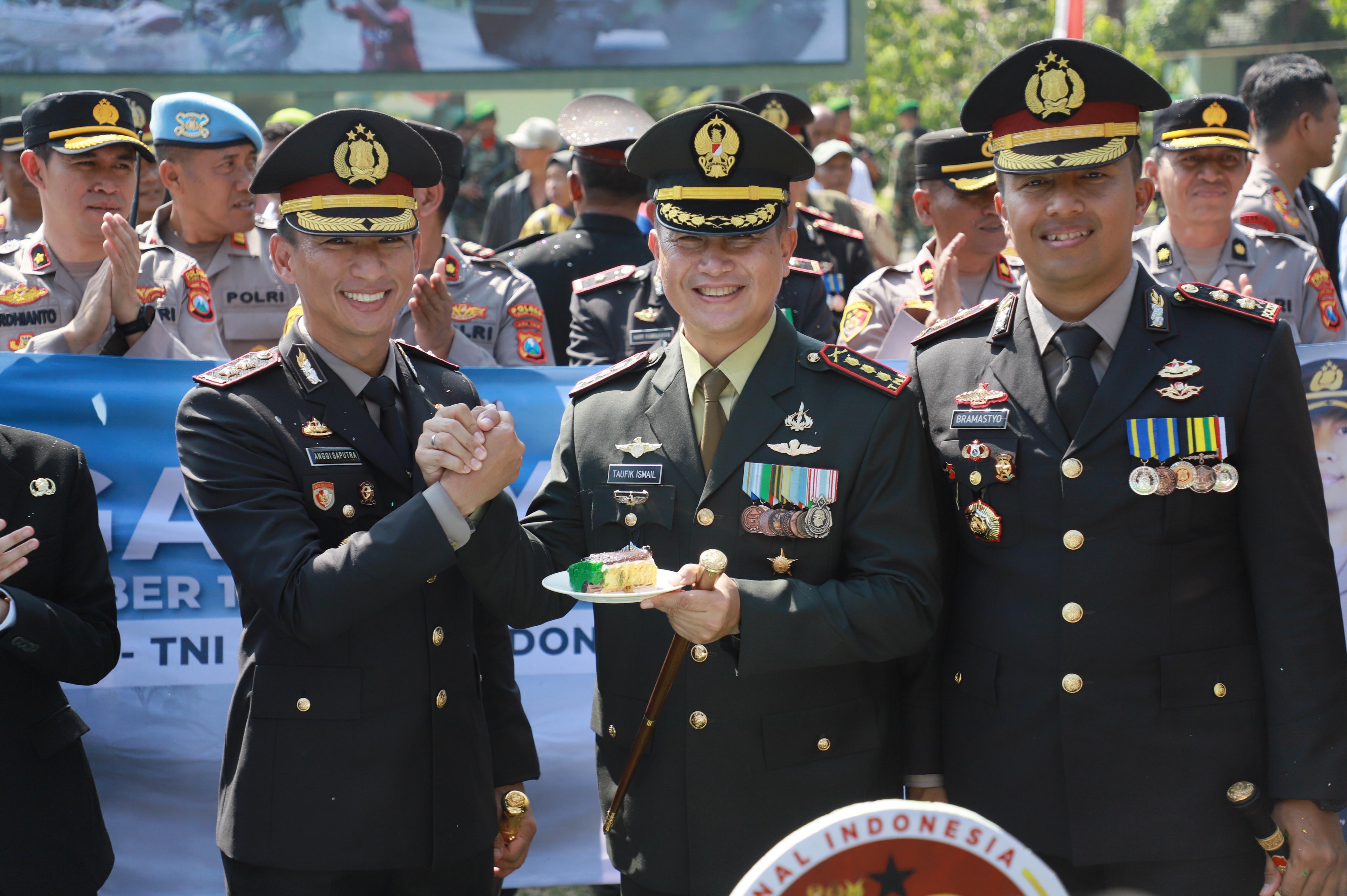Kapolres Kediri Kota dan Kapolres Kediri Beri Kejutan HUT Ke-80 TNI, Wujud Sinergitas dan Rasa Syukur
