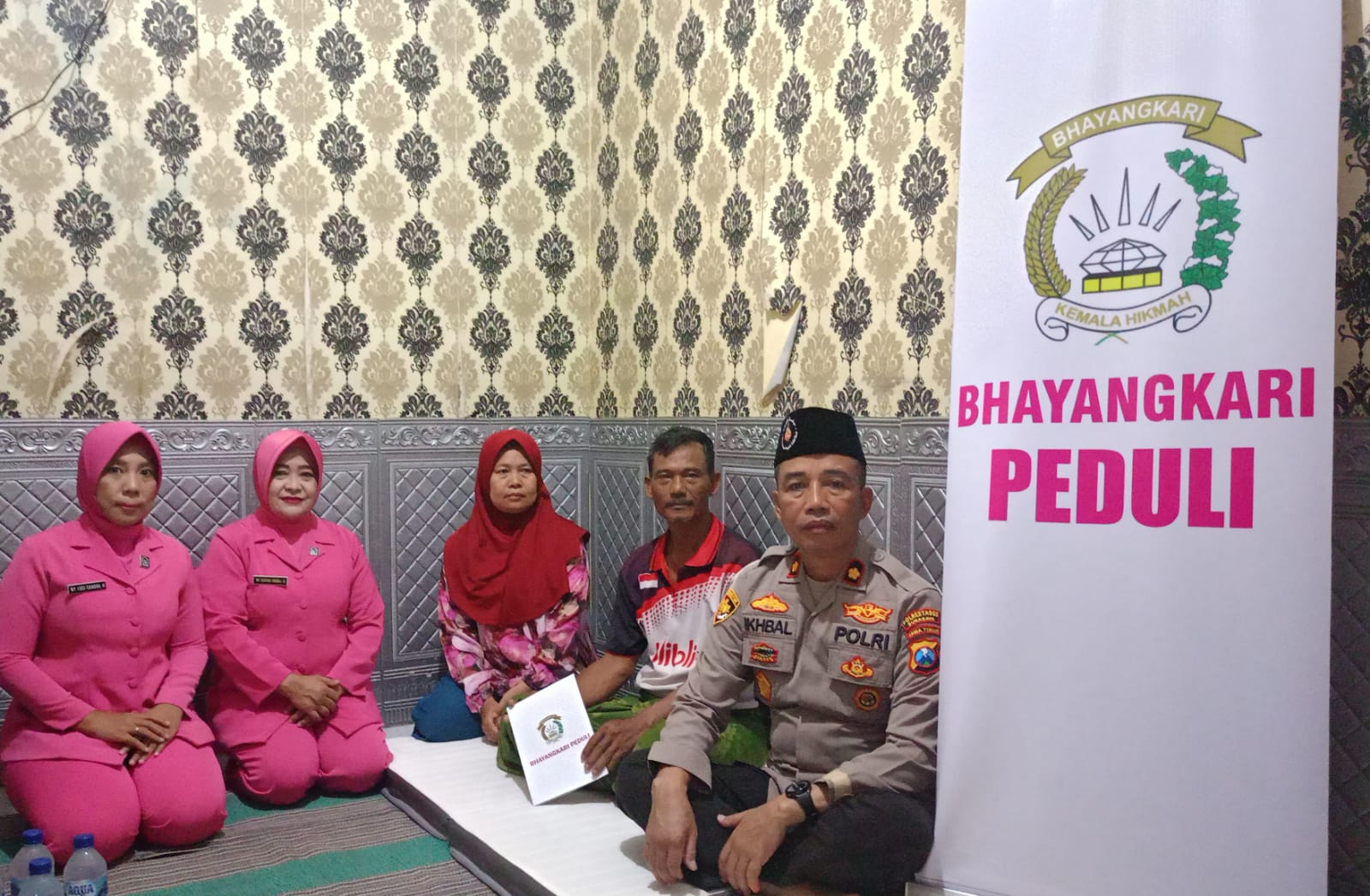 Bhayangkari Polsek Benowo Jenguk PNS yang Sakit, Wujud Kepedulian Keluarga Besar