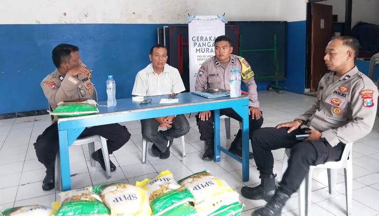 Polsek Tenggilis Mejoyo Stabilkan Harga Melalui Penjualan Beras Murah, Diserbu Warga Kendangsari Surabaya