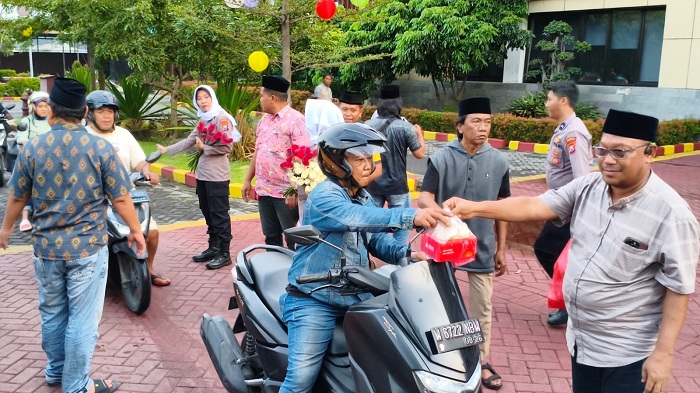 Polresta Sidoarjo dan Mahasiswa Bagikan 250 Takjil kepada Pengendara 