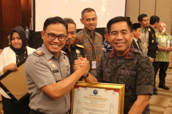Kakanwil Kemenkumham Banten Dodot Adikoeswanto Diganjar Penghargaan dari BNNP Banten