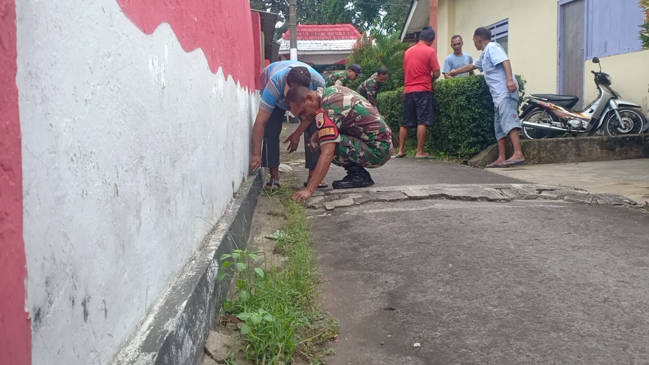 Kerja Bakti Pembersihan Jalan, Babinsa Klakah Pererat Silaturahmi dengan Warga