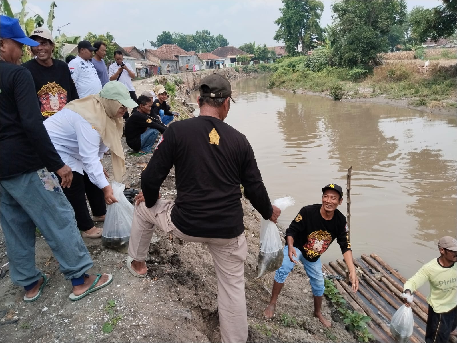 Restocking 8.000 Benih Ikan di Sungai Watudakon, DKPP Jombang Dorong Pelestarian dan Kesejahteraan Masyarakat