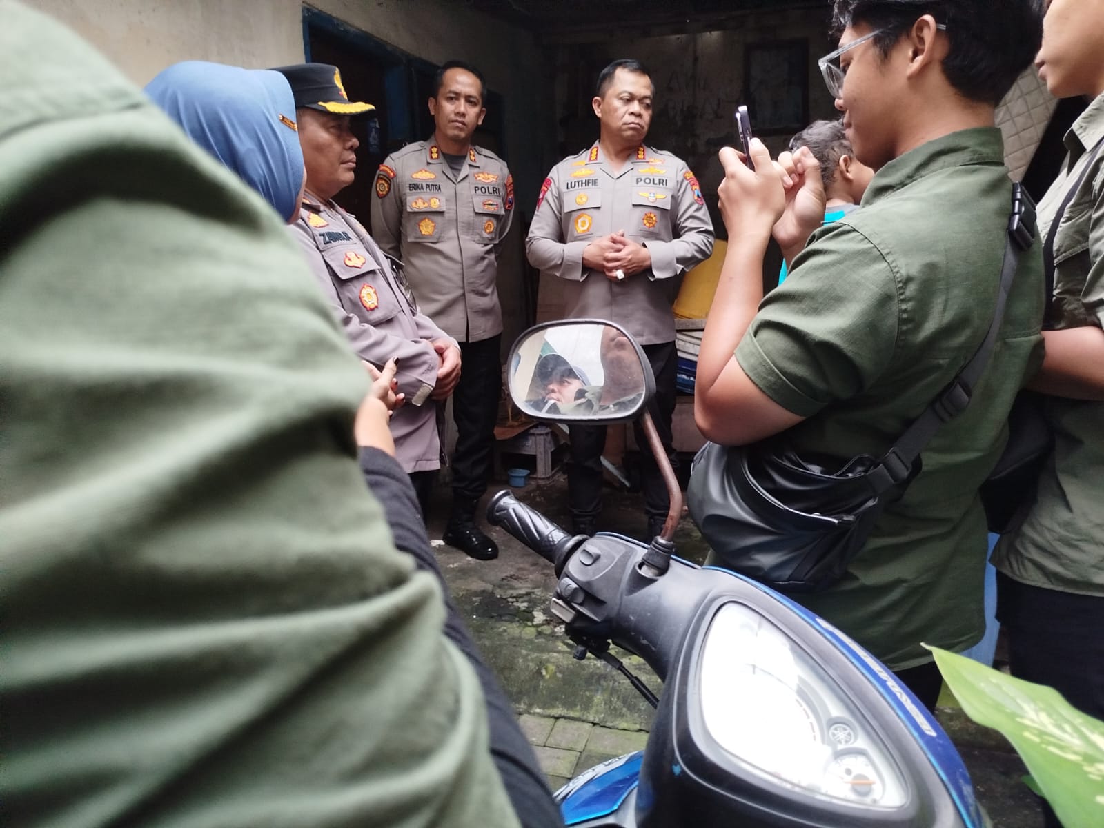 Kapolrestabes Surabaya Beri Tali Asih Keluarga Tersangka Curanmor di Tambak Segaran