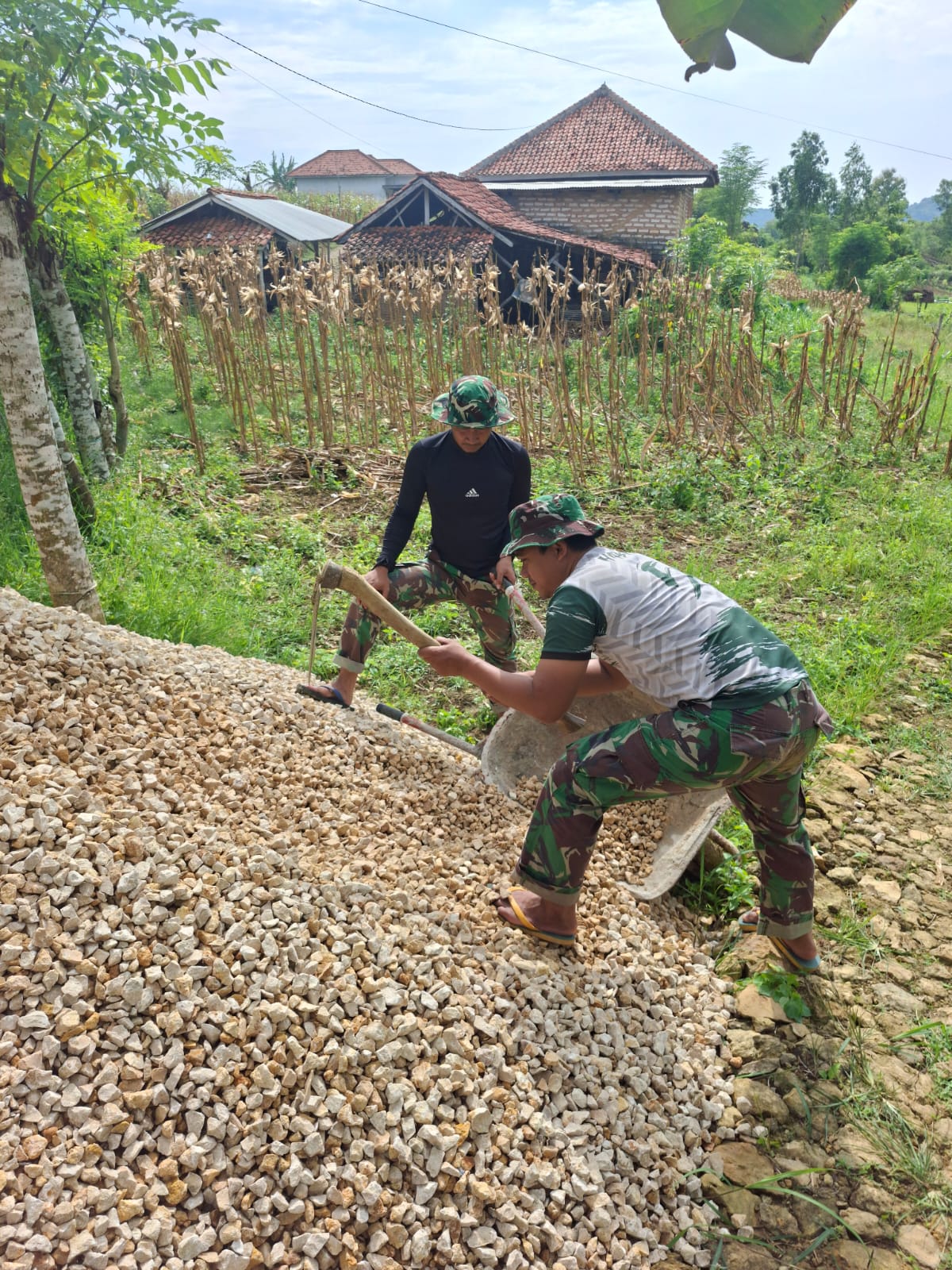 Satgas TMMD 127 Kodim 0827/Sumenep Kebut Pengangkutan Kerikil RTLH di Mandala