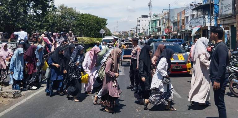 Polsek Semampir Humanis, Bantu Peziarah Menyeberang di Kawasan Religi Ampel Surabaya