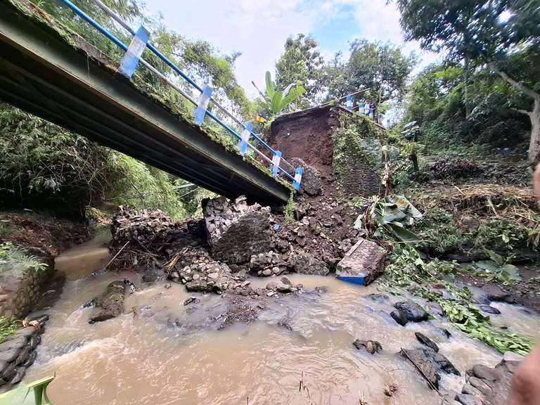 Pemkab Pasuruan Akan Bangun Kembali Jembatan yang Ambrol di Karangjati Anyar