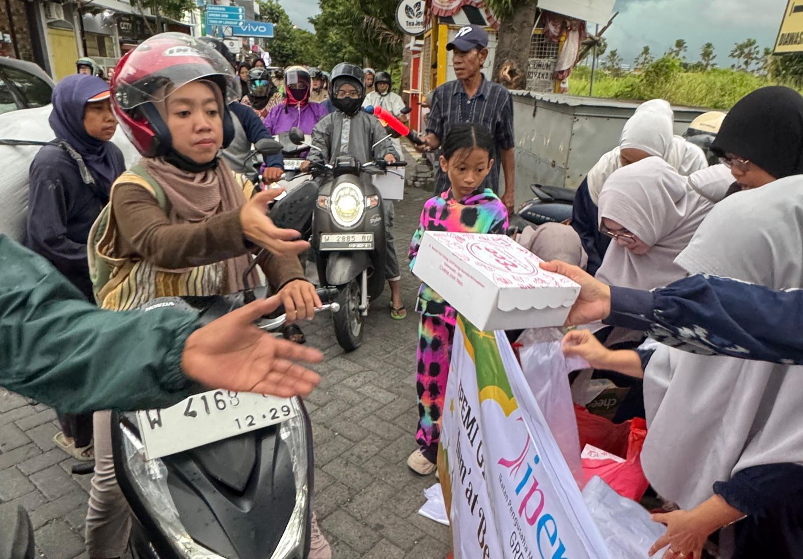 IPEMI Gresik Gelar Baksos Ramadan, Bagikan 300 Paket Makanan kepada Pengguna Jalan