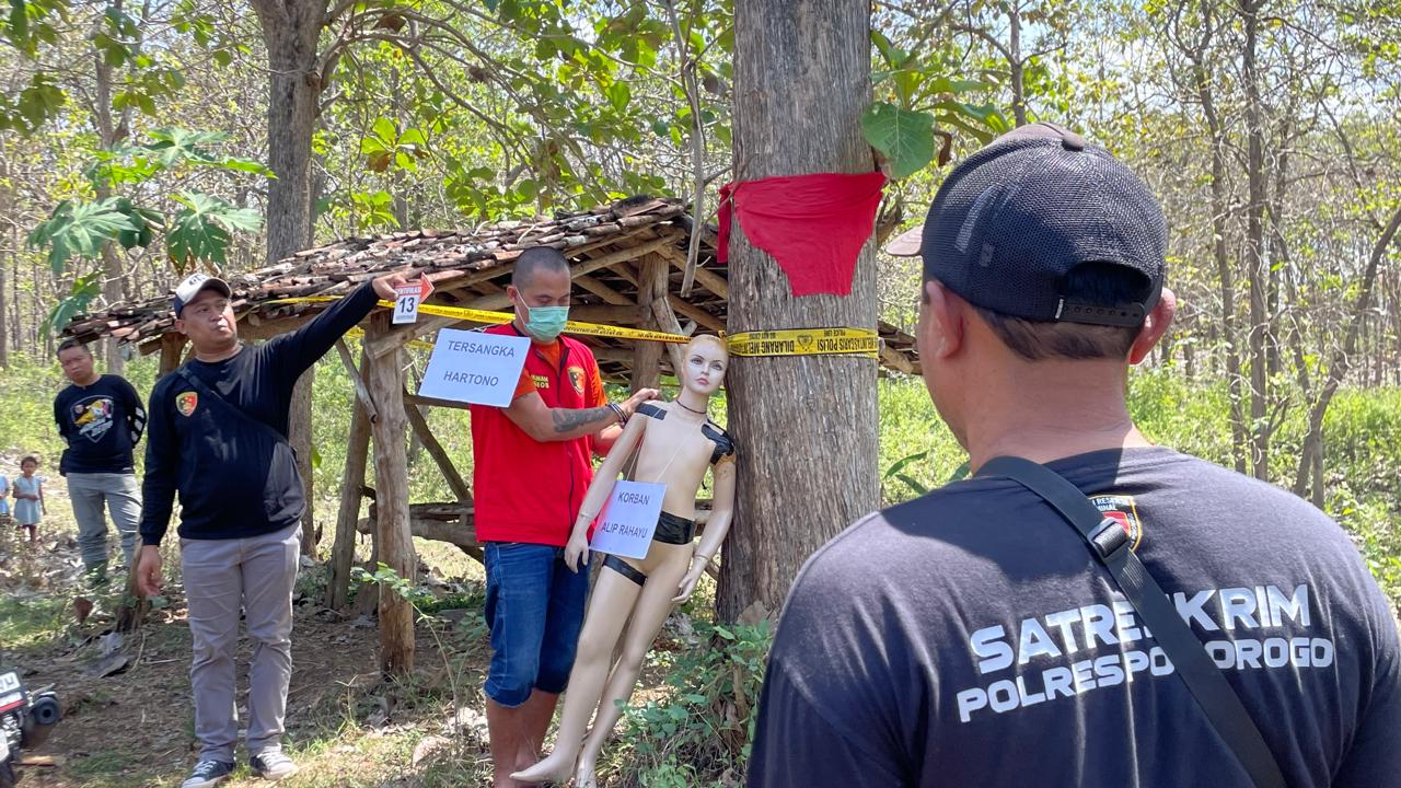 Rekonstruksi Pembunuhan di Hutan Sampung, Korban Dicekik, Dijerat Kabel dan Kepala Dibenturkan Pohon