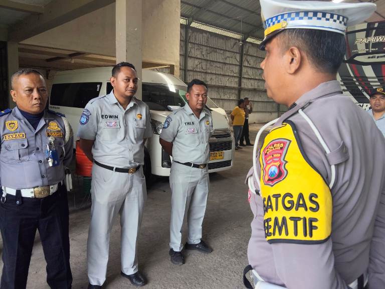 Operasi Zebra Semeru 2025 Polres Ngawi Ramp Check Angkutan Umum dan Pariwisata