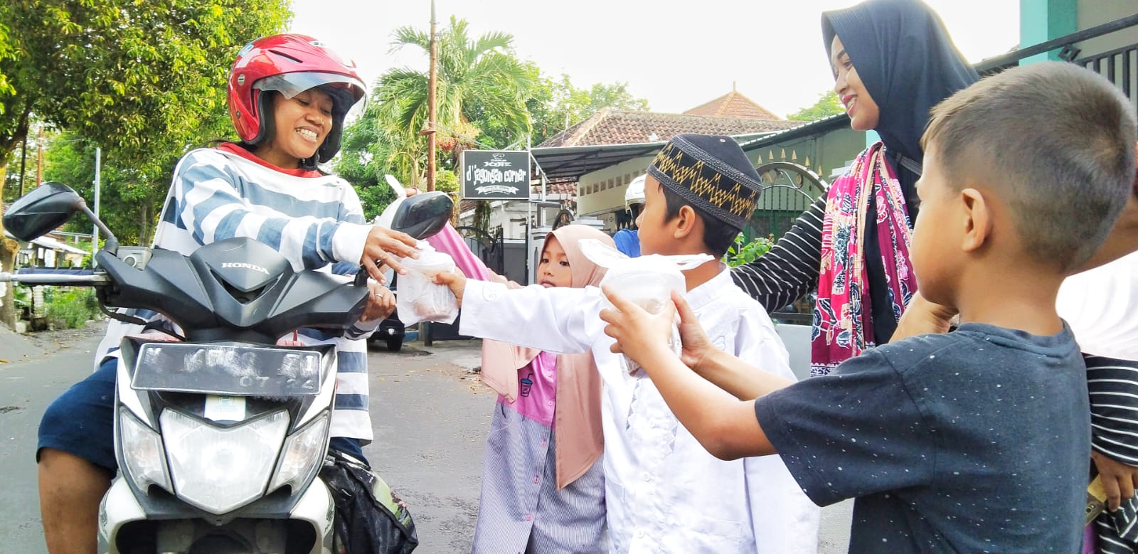 Bina Akhlak Mulia, TK Trisula Lumajang Bagikan Takjil Libatkan Anak Didik