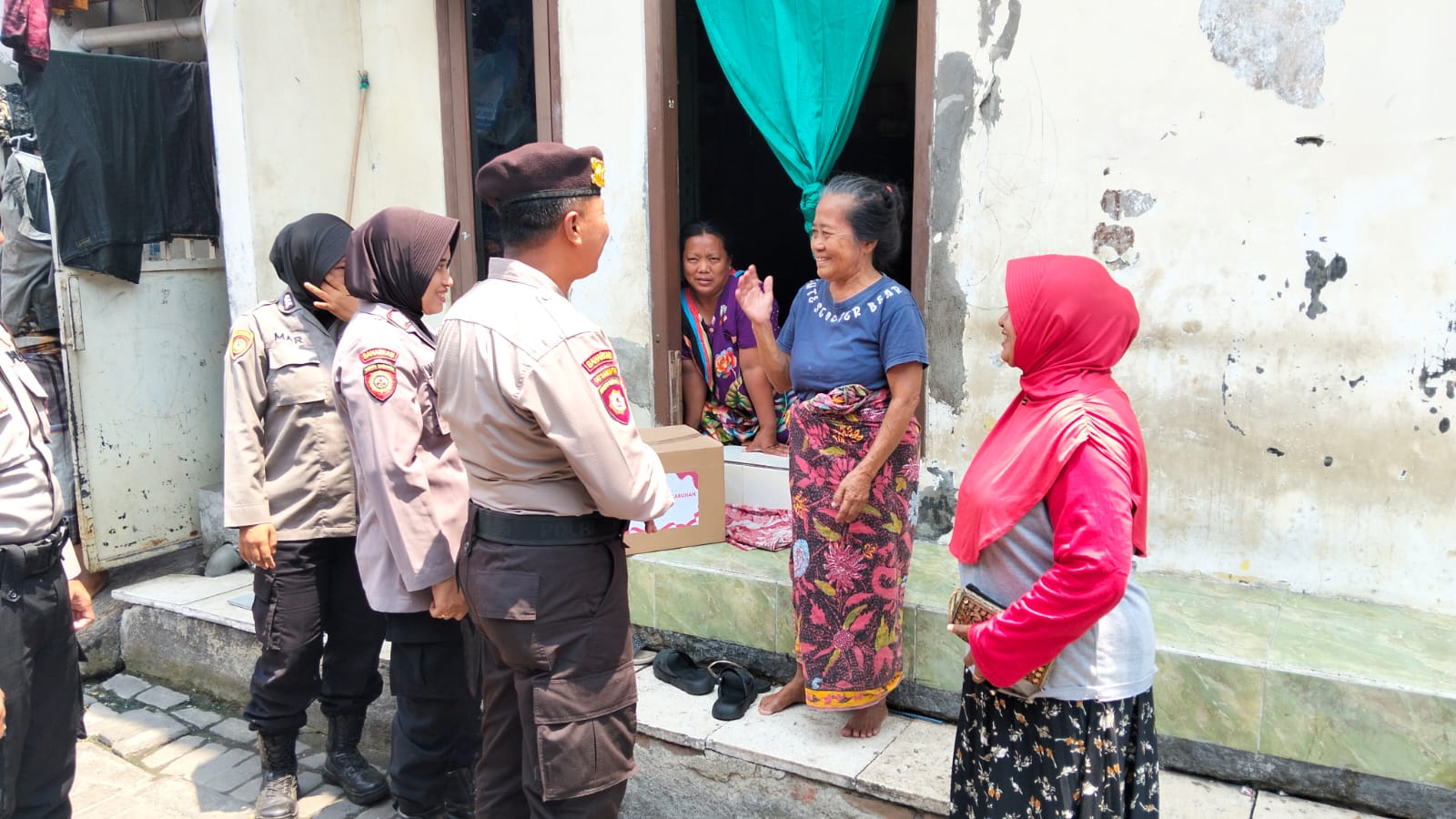 Jumat Berkah, Polres Pelabuhan Tanjung Perak Bagikan Sembako untuk Masyarakat