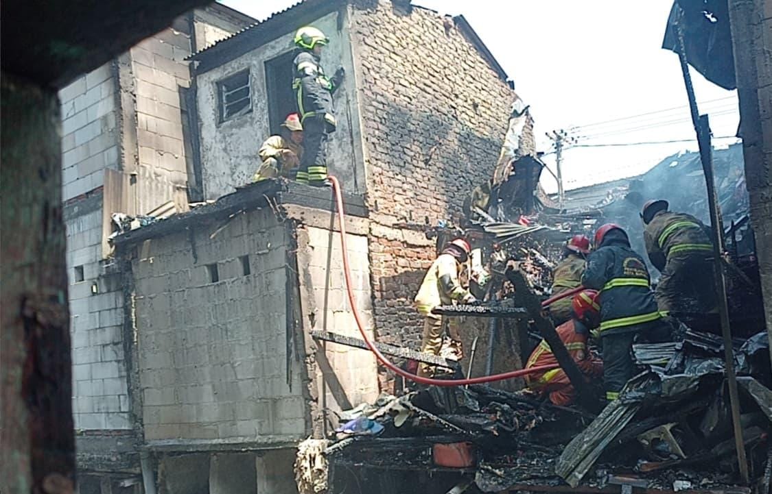 Amukan Si Jago Merah di Dupak, Dua Rumah Ludes Dilalap Api