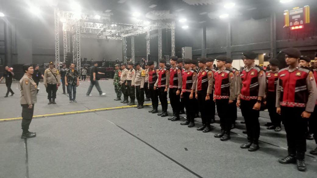 Kapolsek Dukuh Pakis Pimpin Pengamanan Festival Musik di Ciwo Mall