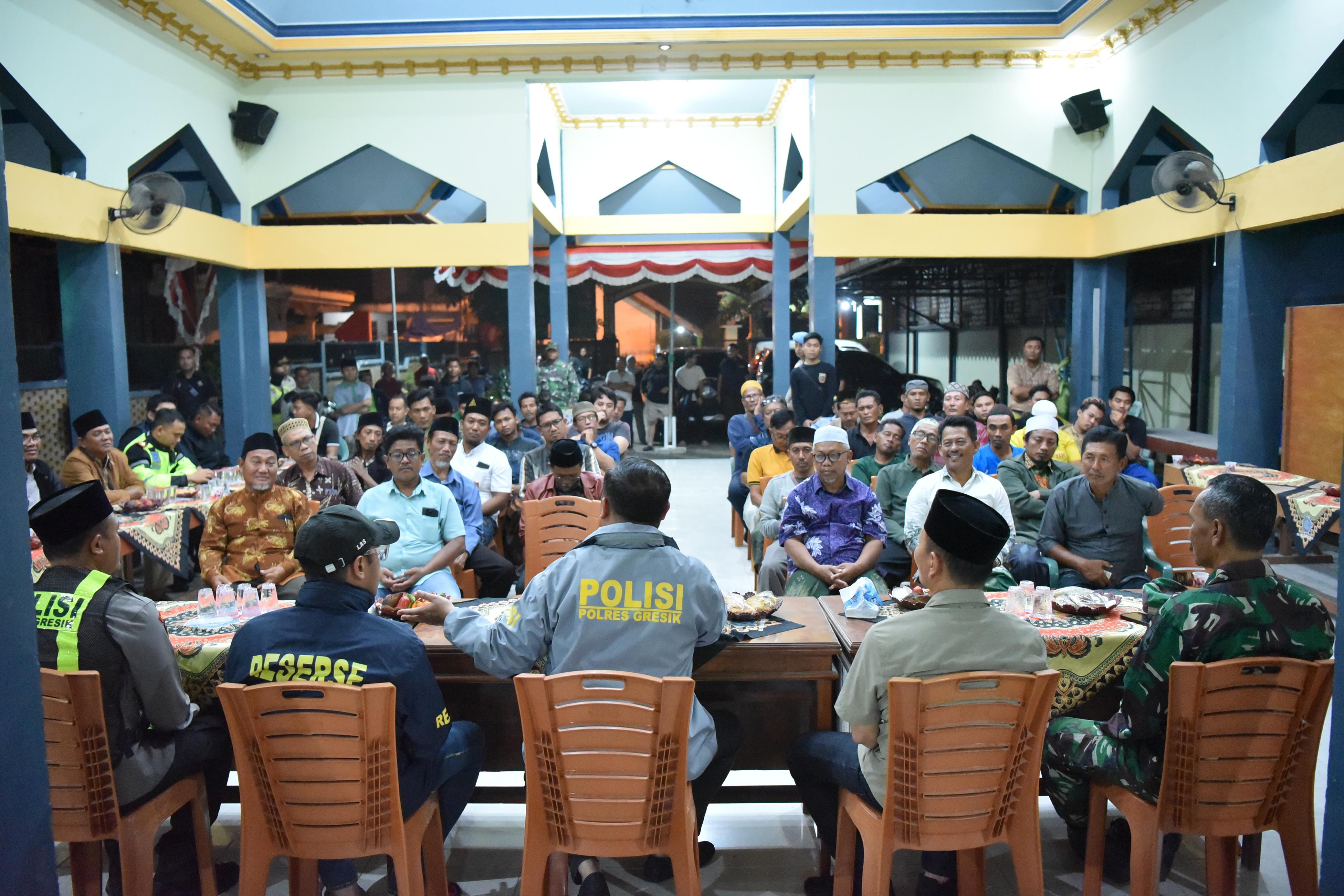 Kapolres Gresik Mediasi Warga Campurejo dan Banyutengah, Warga Sepakat Damai